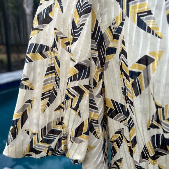 BCBGMAXAZRIA Womens
Floral Print V-Neck Top Blouse - Picture 5 of 9